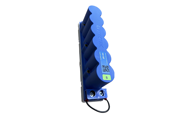 How does the supercapacitor module combine with the battery module to form a hybrid energy storage system?
